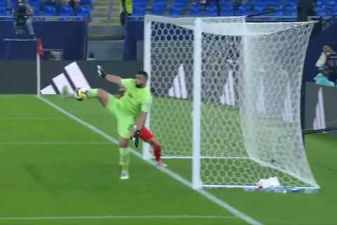 مسلسل الأهداف العكسية يتواصل.. حارس البحرين يسجل هدفا كوميديا للعراق